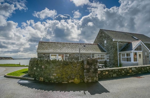 Efail Penrhyn - an on the beach that sleeps 6 guests in 3 bedrooms