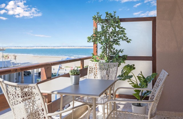 Effie's Cozy beach front Apartment