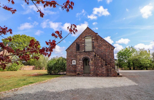 EGERTON COTTAGE, pet friendly, character holiday cottage in Betley