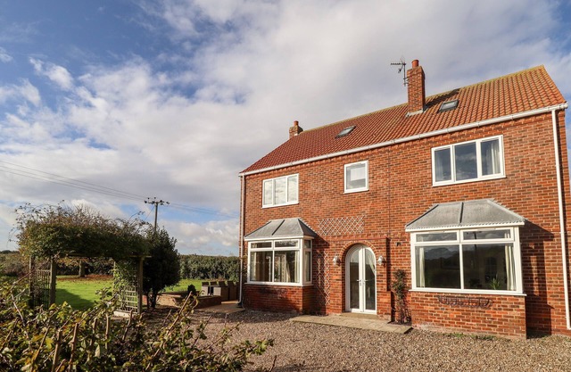 EGGLESTON, pet friendly, with hot tub in Withernsea