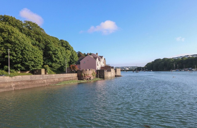 EGRET, pet friendly, character holiday cottage in Milford Haven