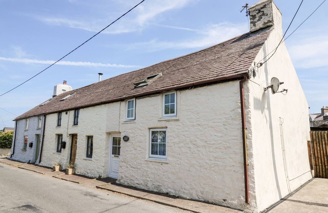 EIDDWEN, pet friendly, with a garden in Llanon