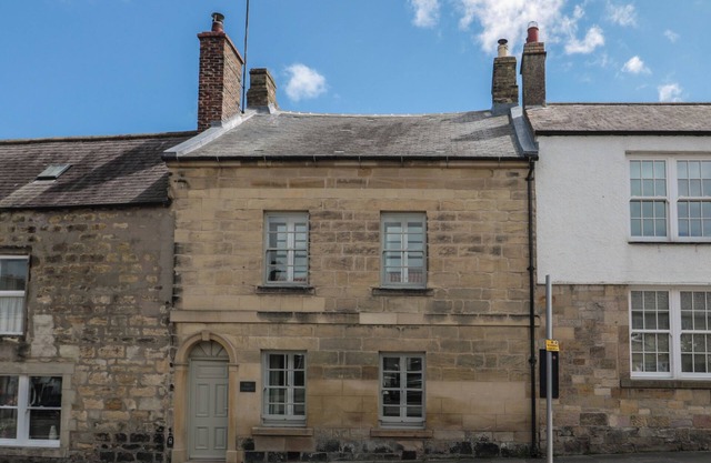 EIDER COTTAGE, pet friendly, character holiday cottage in Warkworth