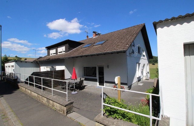 EifelNatur 8, large family apartment with terrace and barbecue, pets welcome