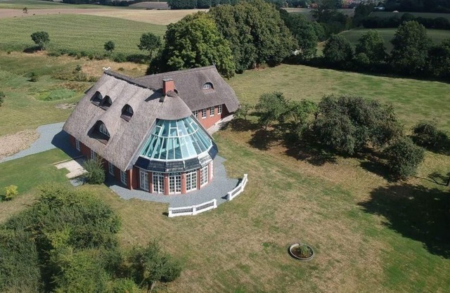 EINZIGARTIGES ANWESEN IN ALLEINLAGE - Schwimmbad, Palmenhaus, Glaskuppel, uvm.