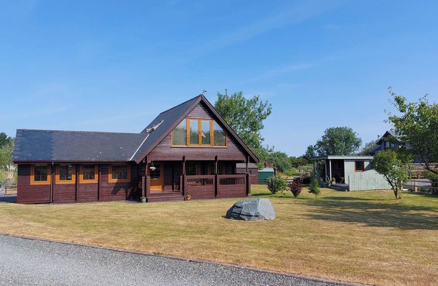 EIRIANFA, character holiday cottage, with open fire in Menai Bridge