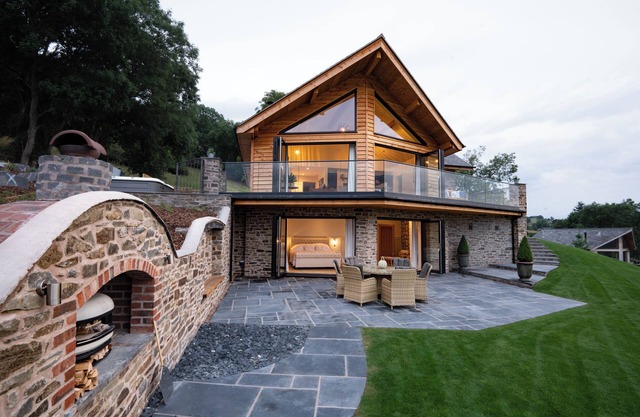 Eithriadol Maldwyn is a collection of luxury countryside homes with a sauna and hot tubs. Pet friendly with electric car chargers, sleeping 16.