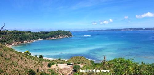 Ekas secret garden surf villas, walk to waves