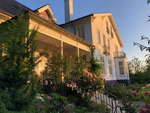 Eksklusiv taglejlighed med hav- og skovudsigt