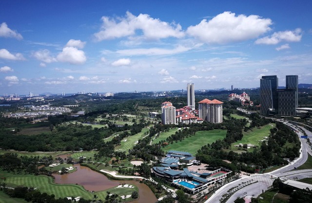 El Conezion Penthouse | Top floor | Golf course view | Wi-Fi & Netflix provided
