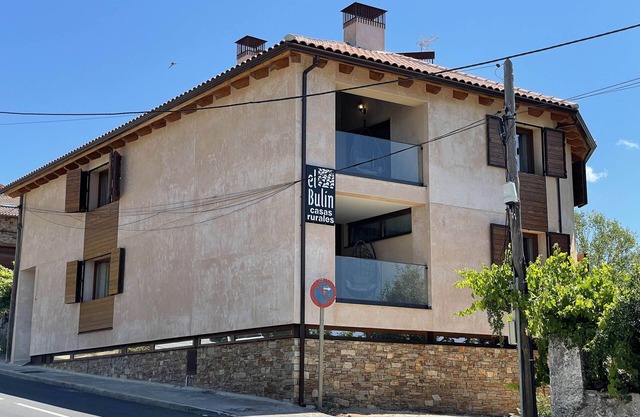 El Edificio Contiene 5 Magníficos Apartamentos y una Sala Común,