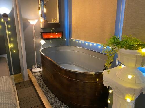 EL MEIR PRIME CABIN w/Bathtub near EK
