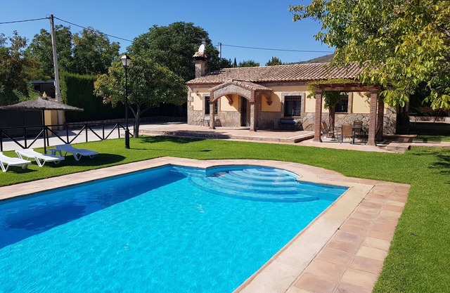 El Nogal: rural house with pool and paddle court