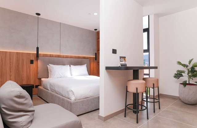 El Poblado: 1BR + Jacuzzi + WiFi