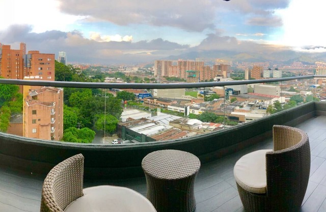 El Poblado! 2hab+Studio+Balcony+ parking, AC, fast WIFI, The Best in Medellin!