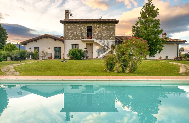 Elegant villa with pool in the Umbrian countryside, just below Assisi
