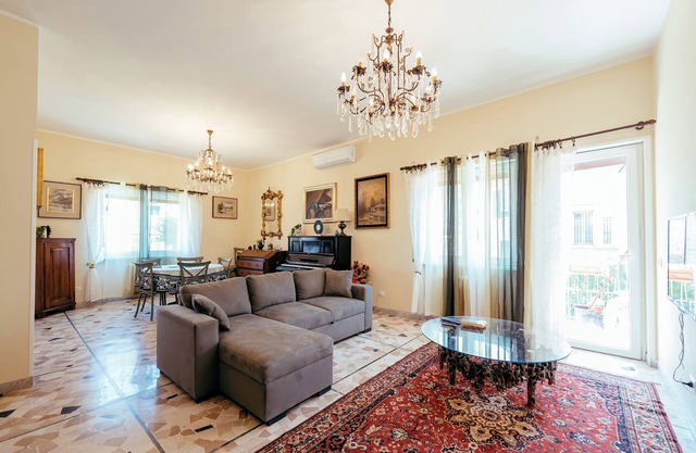 Elegance & Art in Garden City, 3 bdr 5' Metro