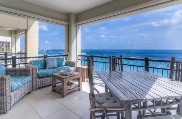 Elegancia Quinze -Oceanfront Condo, Steps away from the Ocean, Beautiful Sunsets