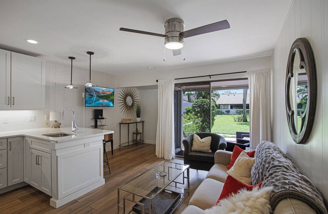 Elegant 1/1 condo The Meadows Pool and Golf Courses!