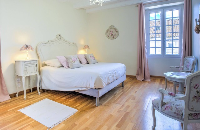 Elegant 150m² with castle view – 3-bedroom stay in the heart of authentic Périgord