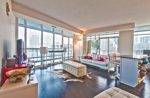 Elegant 2 BD Waterfront Condo Downtown Toronto