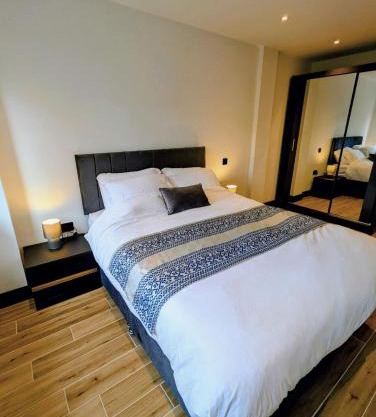 Elegant 2 bed flat with balcony in London