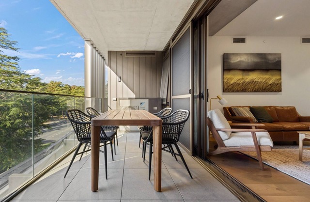 Elegant 2-Bed Urban Retreat with Outdoor Dining