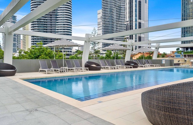 Elegant 2-Bed with Stunning Views, Pool, BBQ, Gym