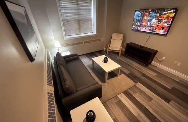 Elegant 2-Bedroom Condo Close to Uptown