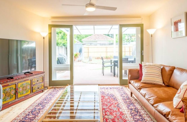 Elegant 2 Bedroom Family House with Backyard in Richmond