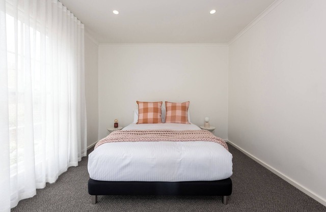 Elegant 2-bedroom House in Prahran w/Parking!