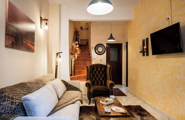 Elegant 2-bedroom maisonette featuring practical amenities and a prime location
