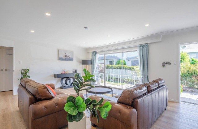 Elegant 2-Bedroom Oasis in Royal Oaknn
