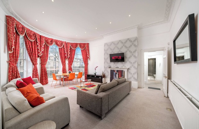Elegant 2bed by 02 Arena, Airport with Fast Wi-Fi and Parking