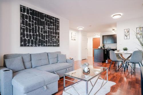 Elegant 2BR 2BA Condo Heart of Mississauga SQ1