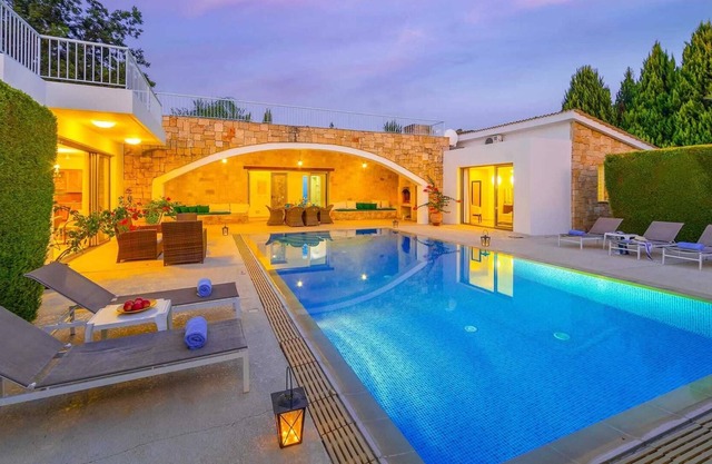 Elegant 3 bed villa with hot tub room!