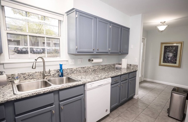 Elegant 3 Bedroom Condo w/balcony and free parking near downtown Nashville, TN..