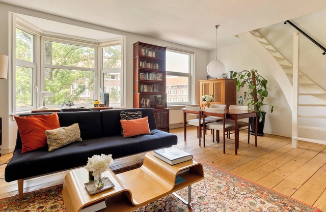 Elegant 3-room apartment in the prestigious Amsterdam Oud-Zuid.