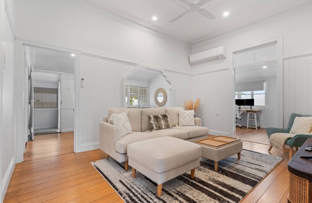 Elegant 4-Bed Home Near Shops & Dining
