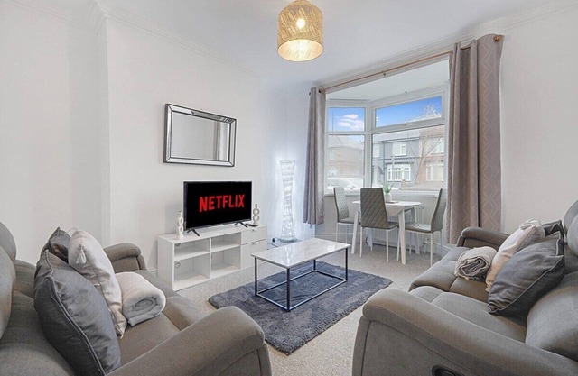 Elegant 4 Bedroom, Near South Park, Sleeps 7