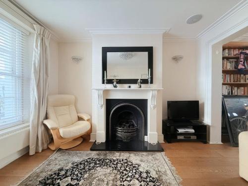 Elegant 4-Story Townhouse Near Victoria Station