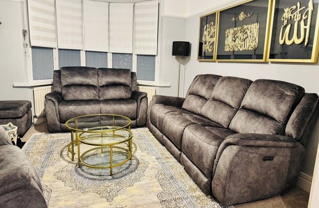 Elegant 4BR Home: Stylish Comfort Retreat