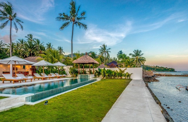 Elegant 4BR Villa, Ocean View - 10Min Walk To Candidasa Beach!