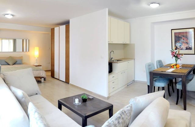 ELEGANT 5 * PLUS CITY CENTER APARTMENT