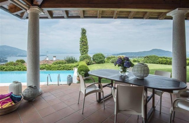 Elegant 5½-room villa with infinity pool and dream view