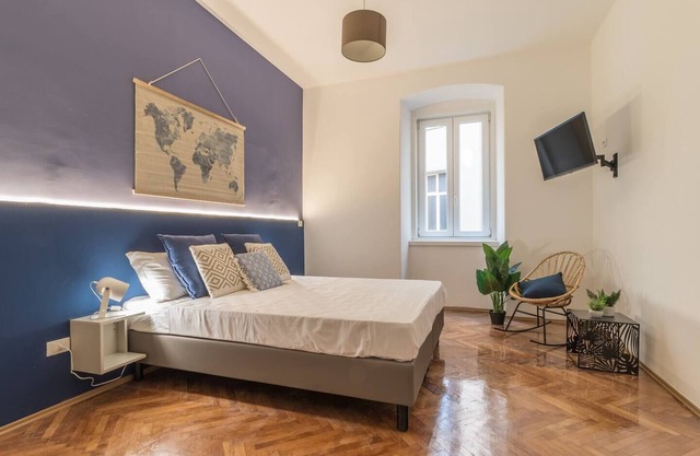 Elegant 8 seats★near the Station★Grey and Blue★Free Wifi