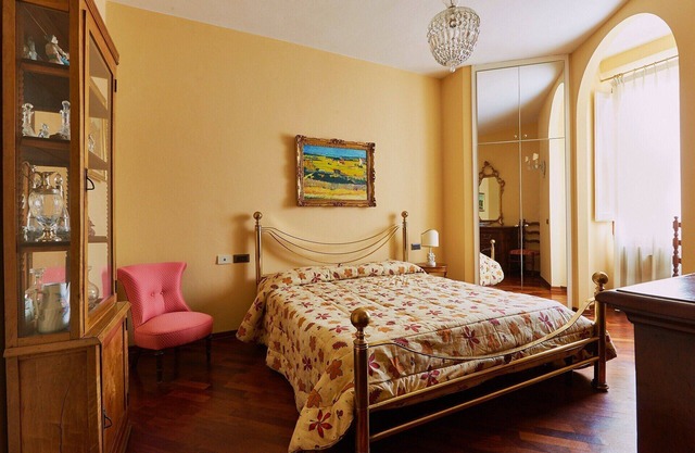 Elegant and bright apartment with private parking