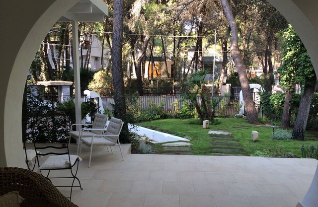 ELEGANT AND LIGHT VILLA IN THE CENTER OF CASTELLANETA MARINA