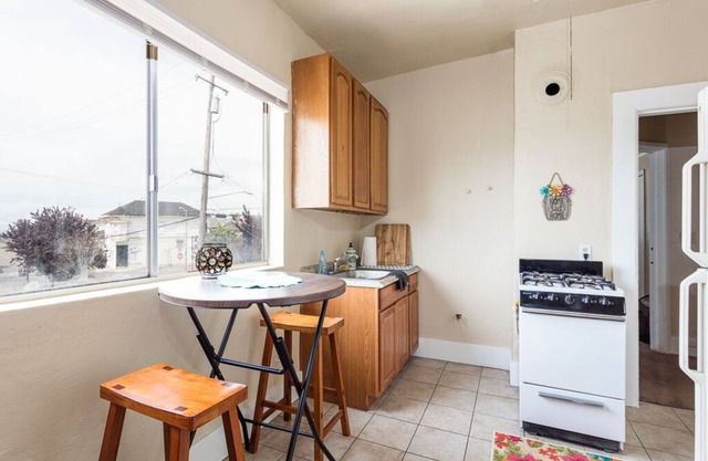 Elegant and Spacious West Oakland Flat Near Bart!