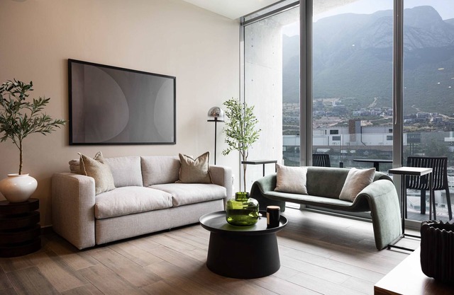 Elegant Apartment w/Stunning Mountain Views & Pool